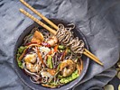 Гречневая лапша с морепродуктами и устричным соусом, кунжутом