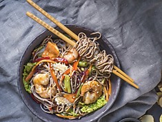 Гречневая лапша с морепродуктами и устричным соусом, кунжутом